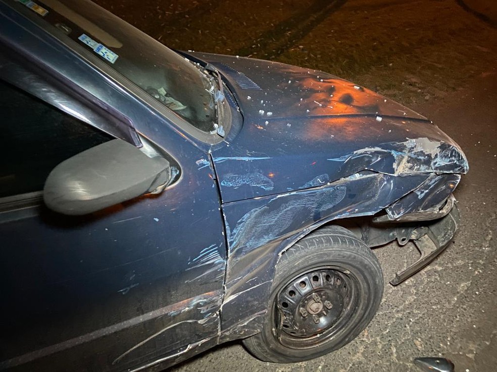 Danos causados em Fiat Uno envolvido no acidente — Foto: Edijan Del Santo/ EPTV