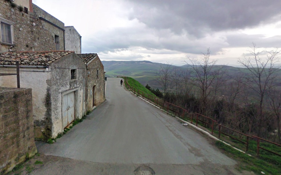 Vista da cidade de Candela, na Itália (Foto: Reprodução/Google Street View)