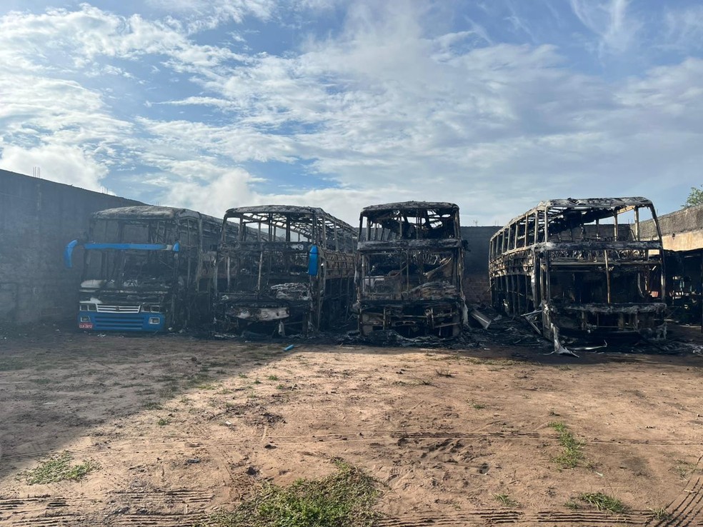 4 ônibus de turismo foram incendiados durante a madrugada do dia 15 de março em Natal — Foto: Vinicius Marinho/Inter TV Cabugi