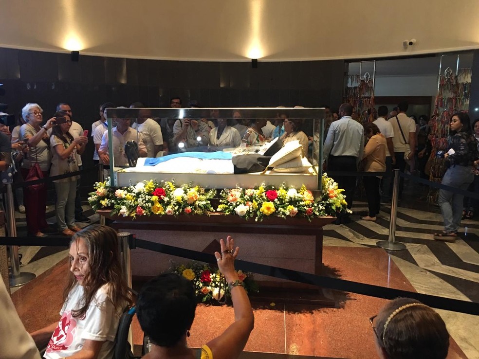 Túmulo que guarda o corpo de Irmã Dulce fica embaixo da estrutura de vidro que abriga réplica da santa — Foto: Itana Alencar/G1 BA