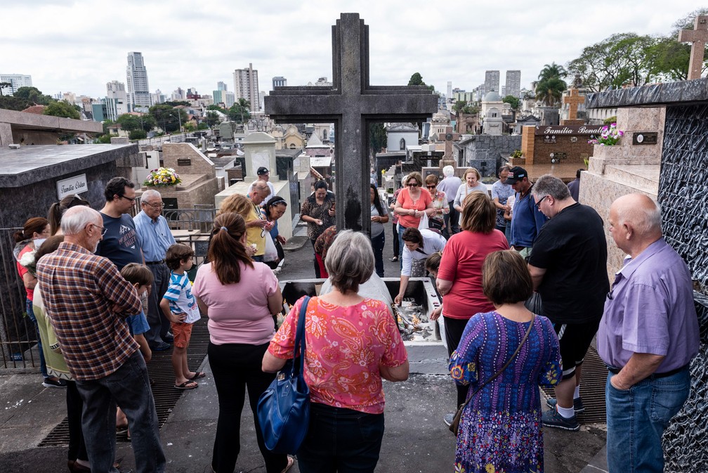 Pessoas levam homenagem aos entes queridos no cemitério São Francisco, no centro de Curitiba — Foto: Henry Milleo/FotoArena via Estadão Conteúdo