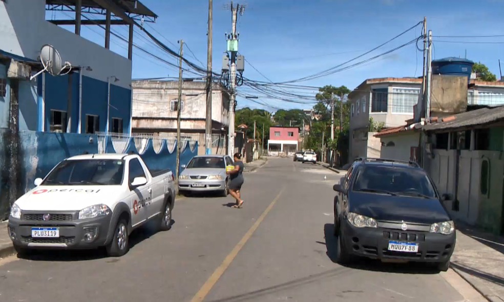 Moradores disseram que o bairro Rio Marinho vive no meio da guerra do tráfico — Foto: Reprodução/TV Gazeta