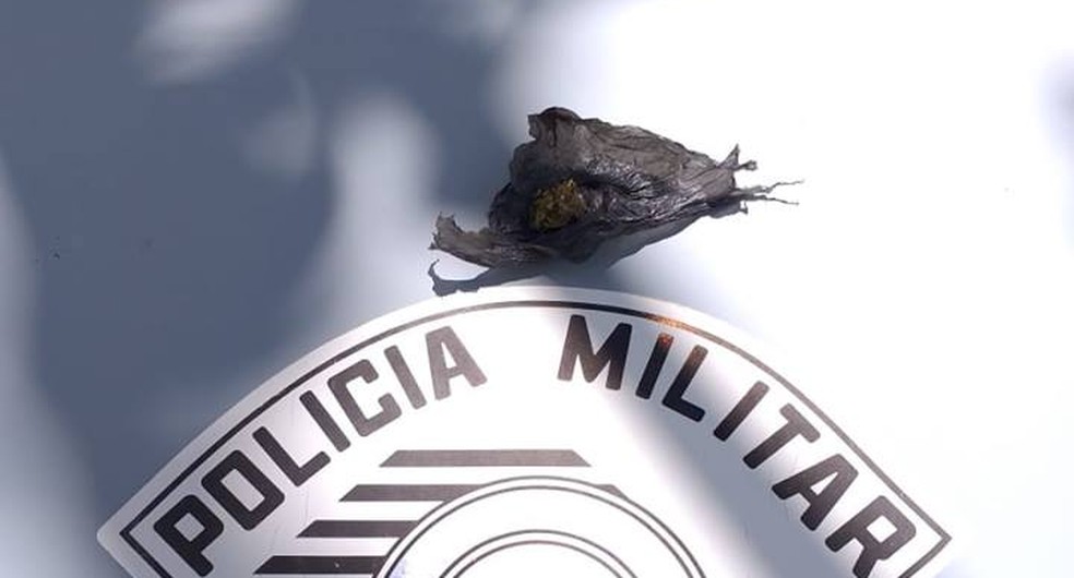 Droga foi jogada para um preso na Penitenciária de Osvaldo Cruz — Foto: Polícia Militar/Cedida