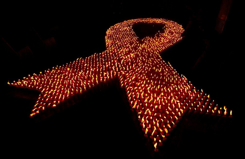 Cerca de 2,8 mil velas são acesas durante evento do Dia Mundial da Aids em Jacarta, em 2009 — Foto: Dadang Tri/Reuters