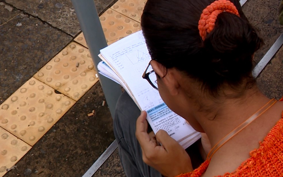 Candidata ao vestibular da Unicamp 2018 estuda antes da prova da primeira fase, em Campinas (Foto: Reprodução/EPTV)