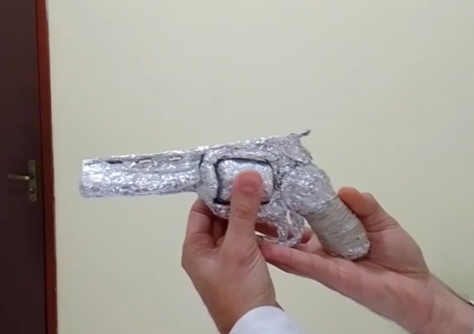 Em revista Presídio Evaristo de Moraes, inspetores apreenderam réplica de um revólver feito com papel alumínio