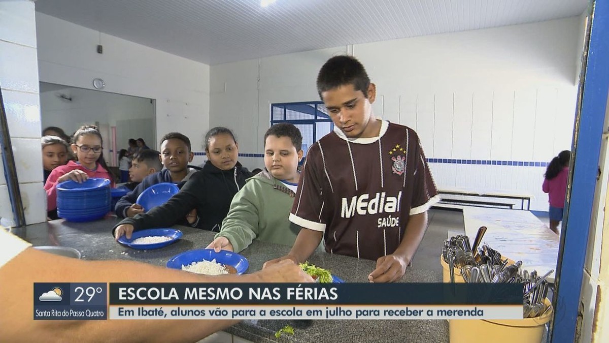 Crianças de Ibaté vão à escola nas férias por merenda: 'não é todo dia que tem em casa', diz mãe