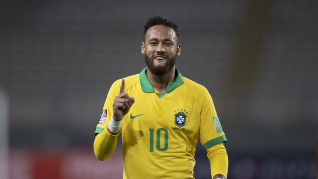 Neymar comemora dedo indicador em riste e mostrando os dentes, em referência a Ronaldo, durante Peru x Brasil