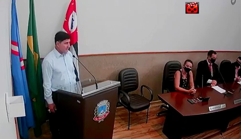 Paulo Haraguchi (DEM), novo prefeito de Vera Cruz, retirou a máscara para fazer seu discurso — Foto: Reprodução/TV Câmara de Vera Cruz