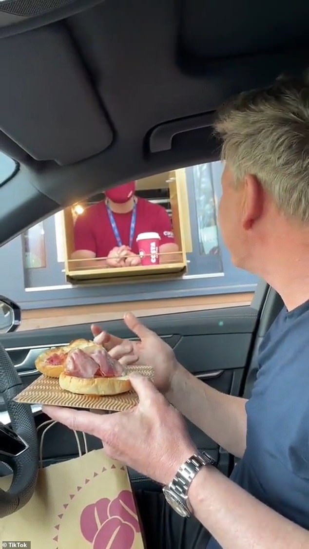 Chef Gordon Ramsay come fast-food e reclama de sanduíche para atendente  (Foto: Reprodução/TikTok)