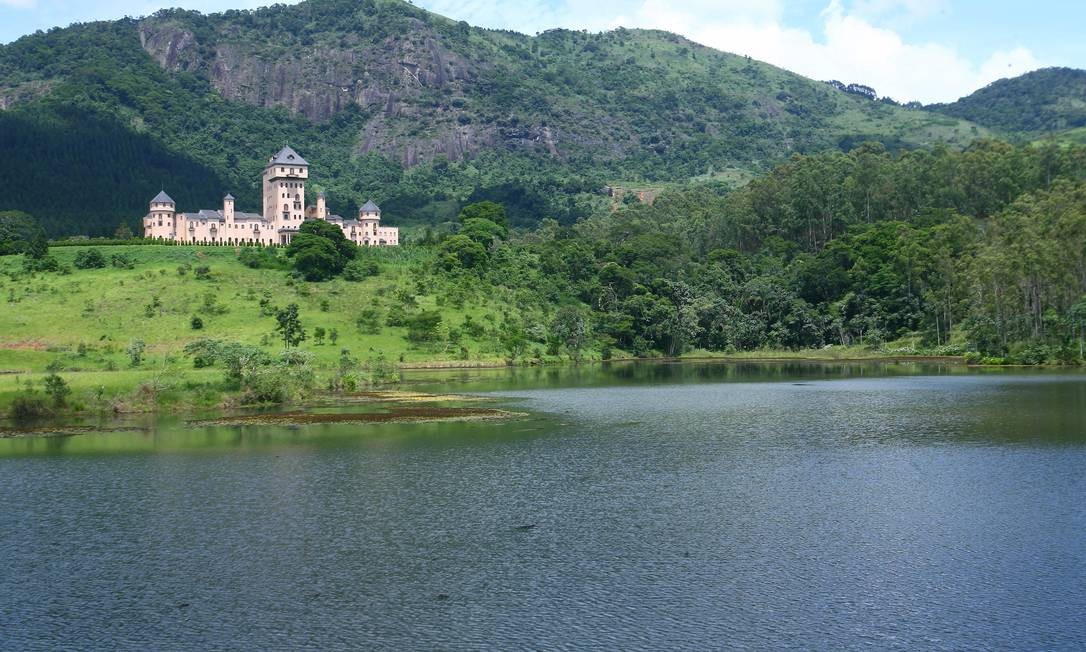 O castelo do ex-deputado Edmar Moreira tem lago e floresta ao redor — Foto: André Coelho/Agência O Globo