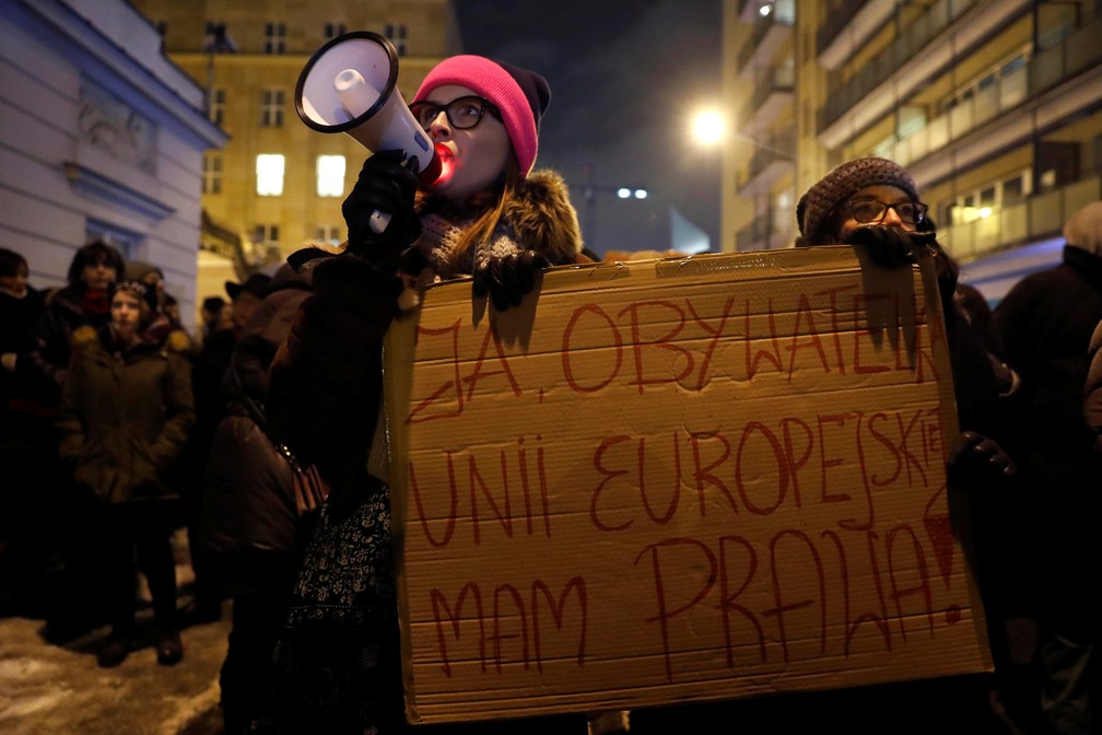 Mulheres protestam nesta quarta-feira (17) contra projeto de lei que quer restringir o aborto na Polônia (Foto: Kacper Pempel/Reuters)