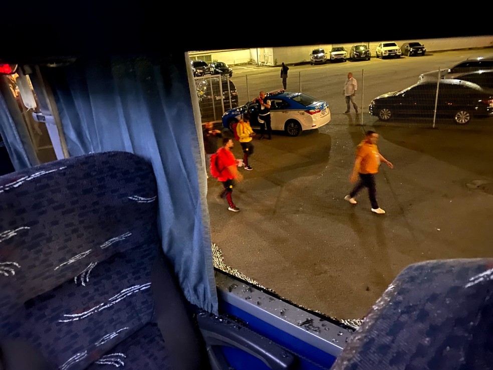Janela quebrada do ônibus do Galo no Maracanã — Foto: Reprodução 