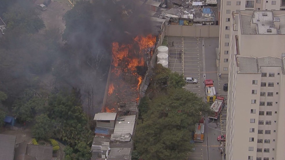 Incêndio atinge uma comunidade na Rua Alba, na Zona Sul de São Paulo, na tarde desta quarta-feira (16). — Foto: Reprodução/TV Globo