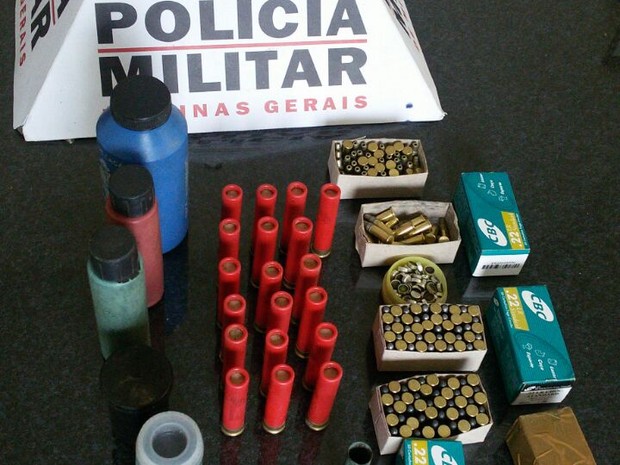 Grande quantidade de munição foram apreendidas em Ubaporanga (Foto: Divulgação / PM)