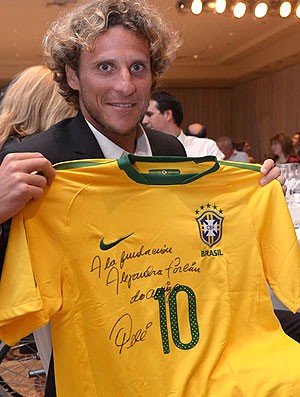 Diego Forlán com a camisa da Seleção autografada por Pelé (Foto: Divulgação)
