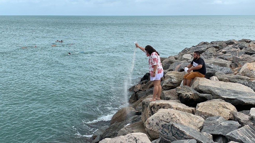 Viúva de Alexandre joga ao mar cinzas de motorista assassinado em Fortaleza — Foto: Isaac Macedo/TV Verdes Mares