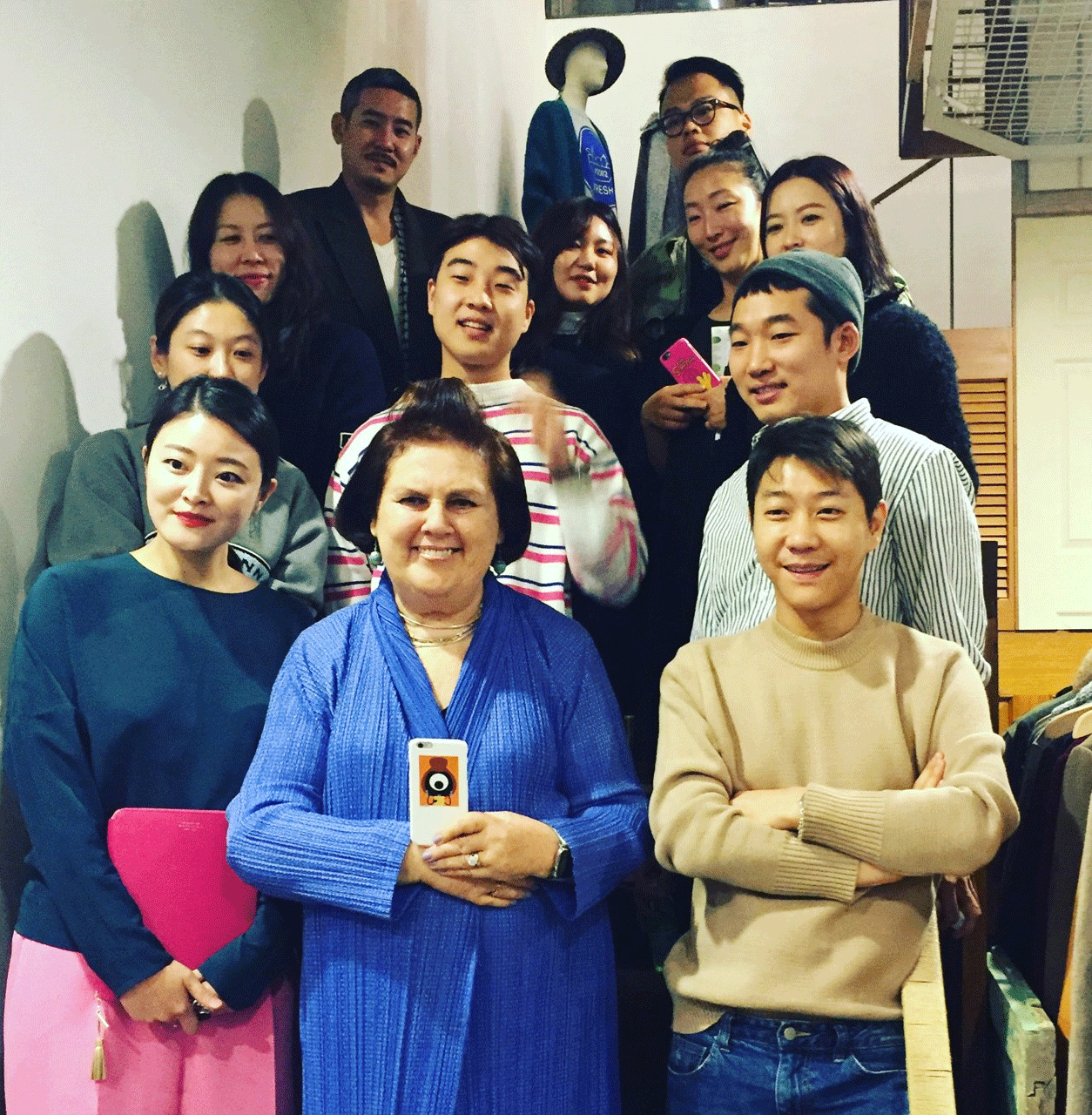 Suzy Menkes with young Korean designers at the Beaker boutique in Seoul (Foto: Suzy Menkes Instagram)
