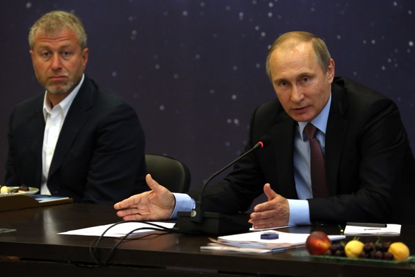 O presidente russo Vladimir Putin na companhia de Roman Abramovich (em evento em julho de 2016 (Foto: Getty Images)