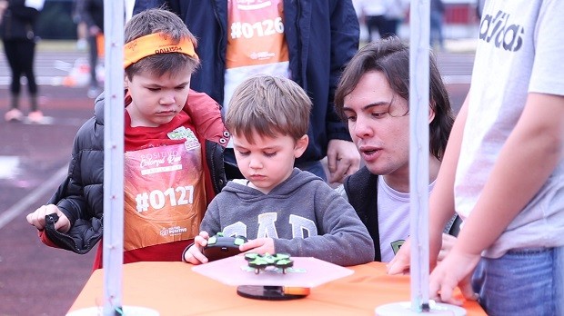 A Drone Kids já atendeu mais de cinco mil crianças em escolas, shoppings e clubes de férias (Foto: Divulgação)