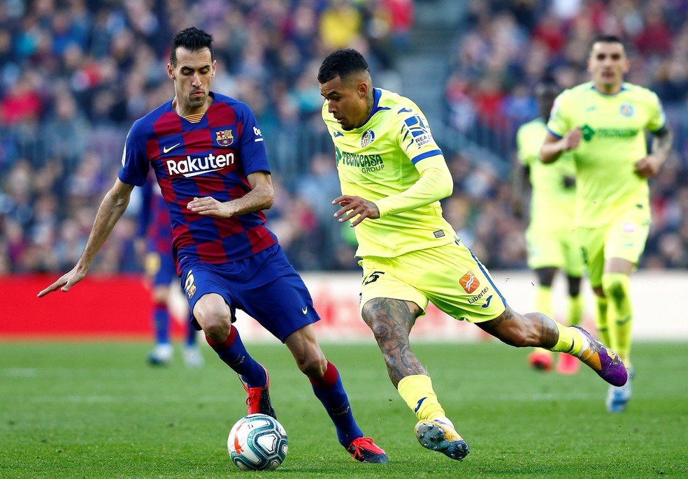 Kenedy encara Busquets em tempos de Getafe — Foto: Enric Fontcuberta/EFE