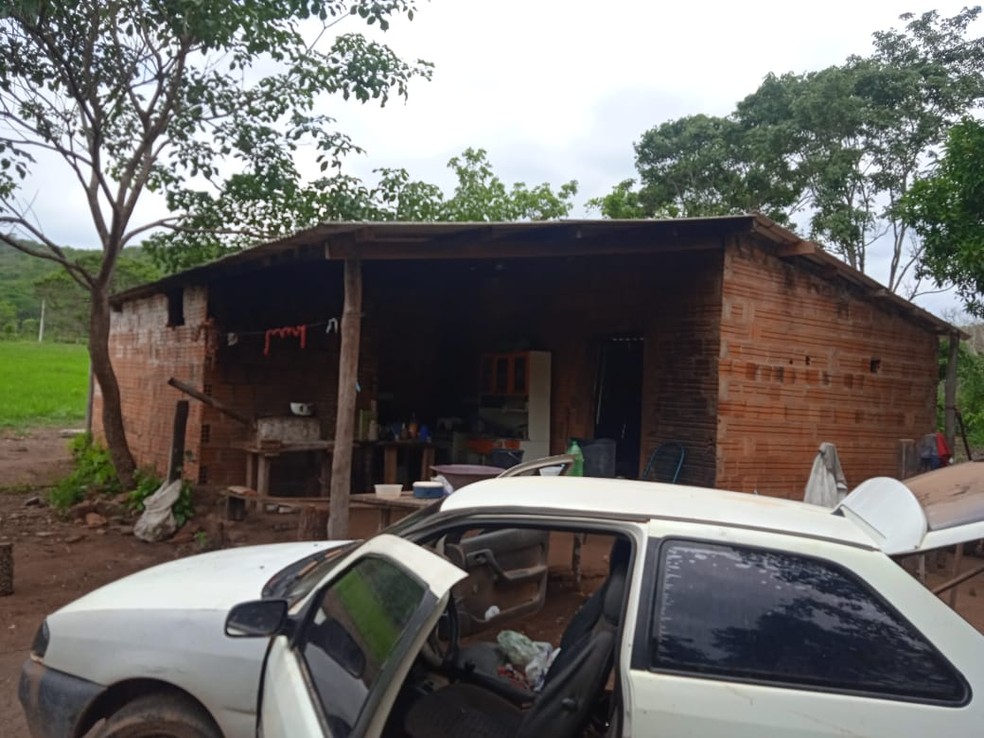 Suspeitos foi encontrados prximos a uma casa na zona rural de Cceres  Foto: Polcia Militar