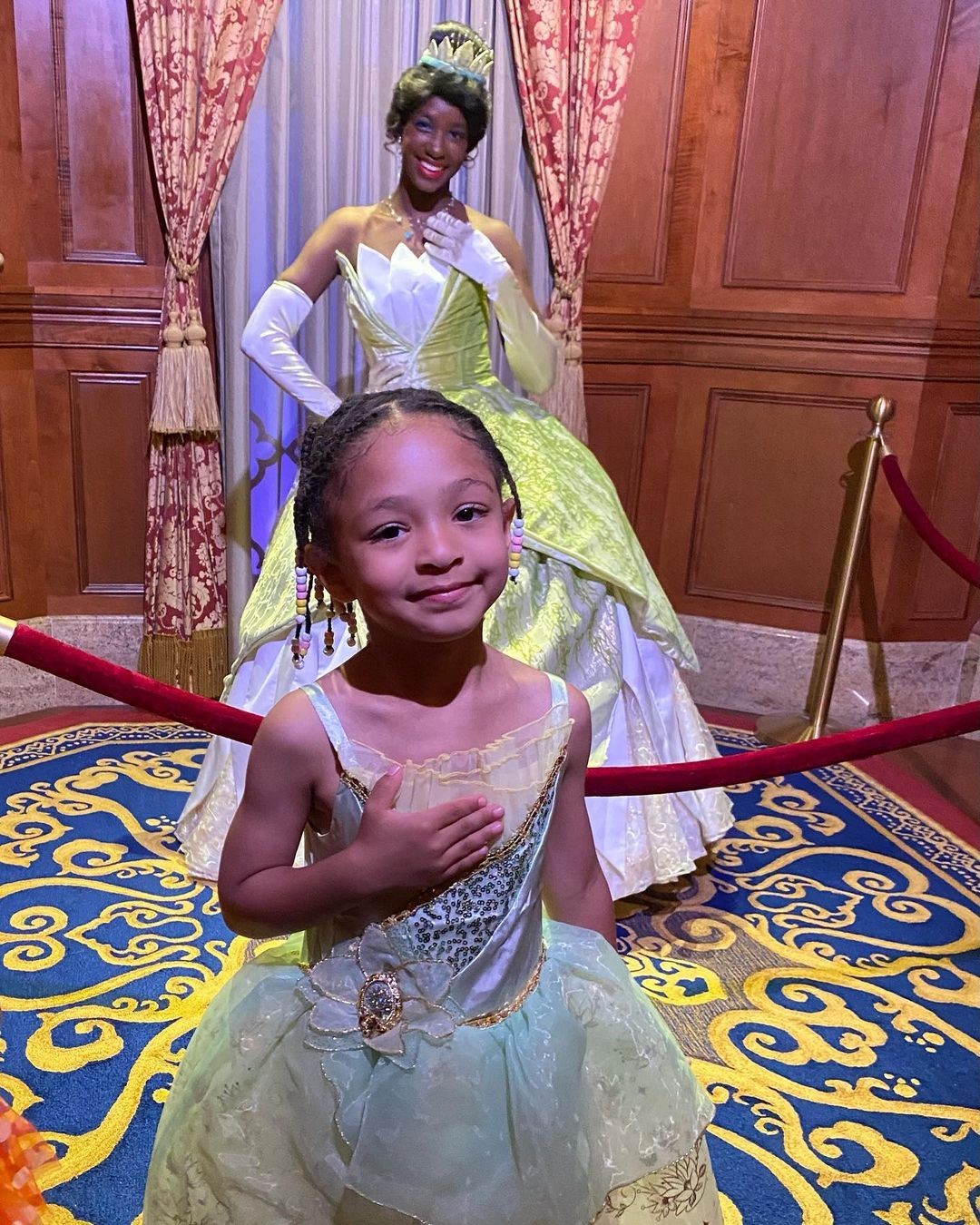Olympia, filha de Serena Williams, posou para foto ao lado de Tiana, princesa da Disney (Foto: Reprodução/Instagram)