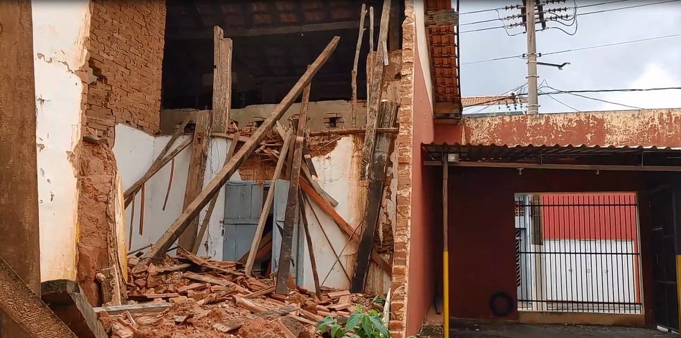 Muro de casa abandonada desaba após chuva em Itu — Foto: Arquivo Pessoal