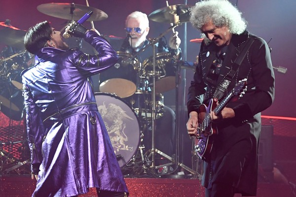 O cantor Adam Lambert, com o baterista Roger Taylor e o guitarrista Brian May no show do Queen (Foto: Getty Images)