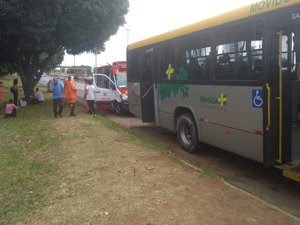 Ônibus alvo de assalto no DF em que cadeirante de 57 morreu ao tentar reagir à ação do criminoso — Foto: Corpo de Bombeiros/Divulgação