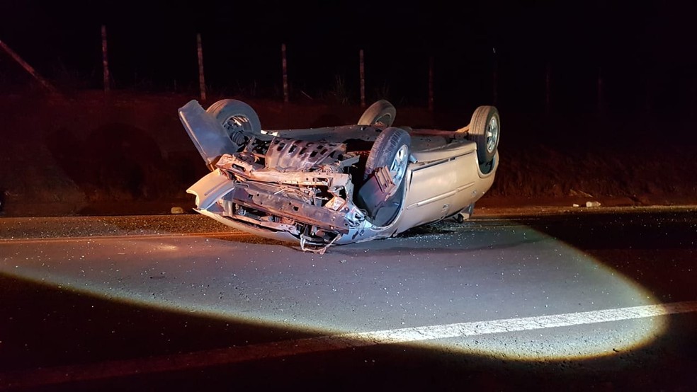 Quatro mulheres ficam feridas após carro capotar em vicinal de Jaú — Foto: Luizinho Andretto/Divulgação