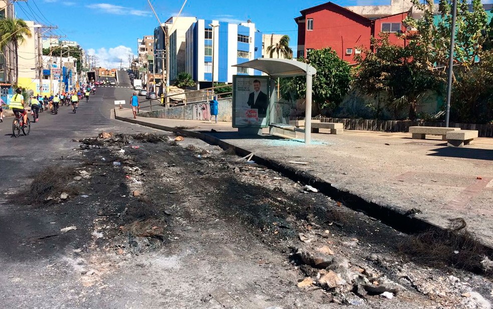 Marcas da queima do ônibus no Nordeste de Amaralina (Foto: Ramon Ferraz/TV Bahia)