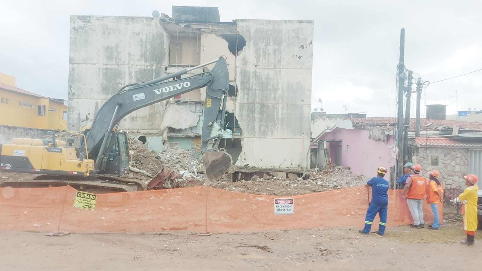 Começa a ser demolida estrutura de prédio que desabou em Olinda e deixou seis mortos; VÍDEO