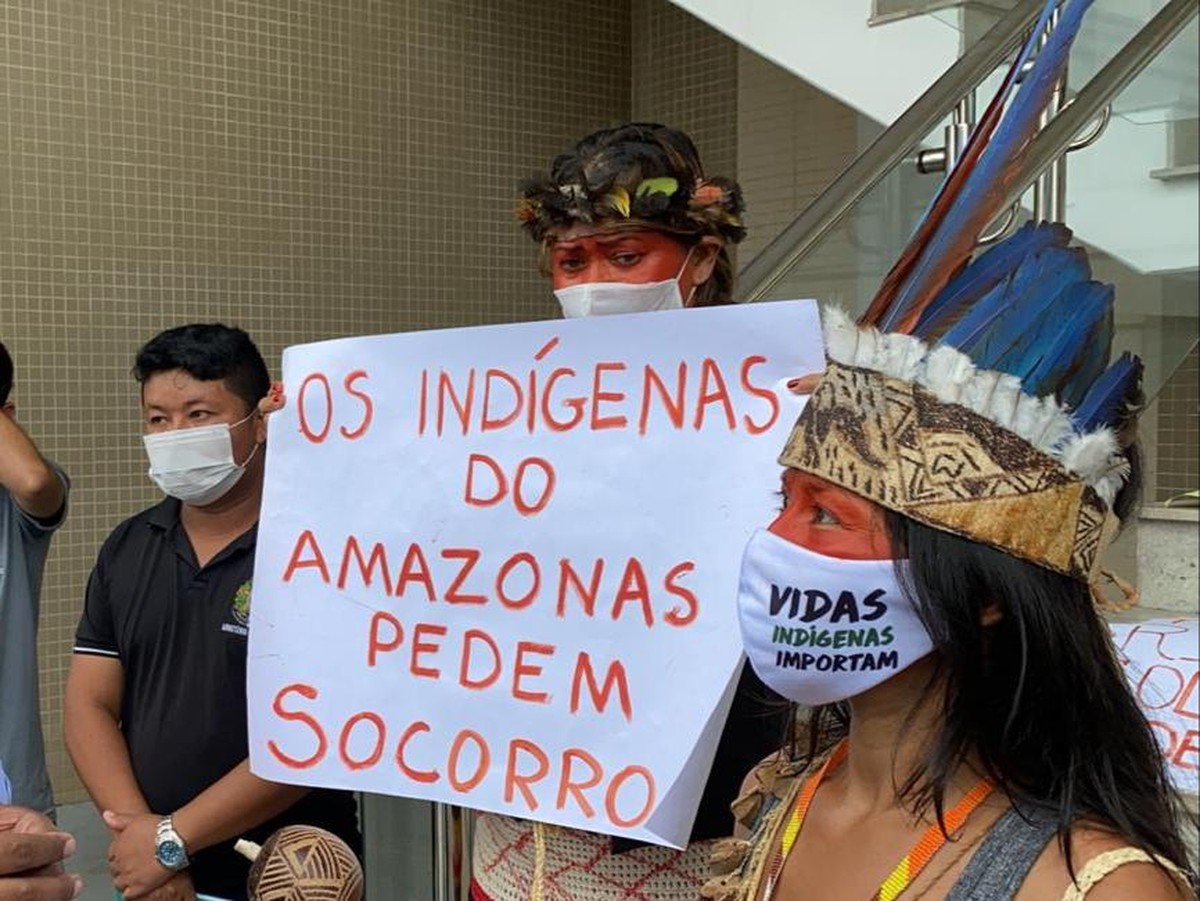 Índios protestam em frente a hospital do AM durante visita de Nelson Teich