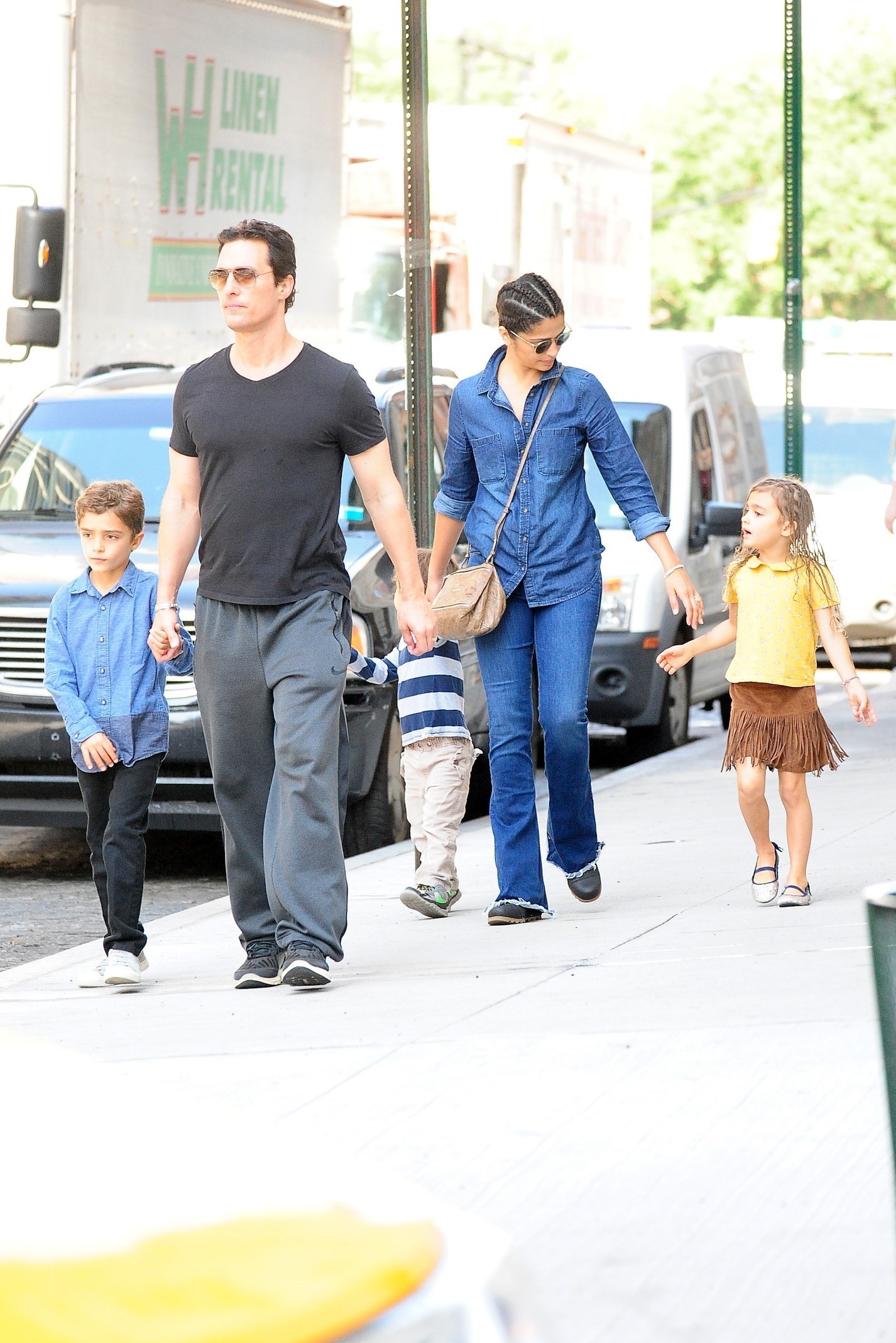 Matthew McConaughey e Camila Alves com os filhos (Foto: AKM-GSI)