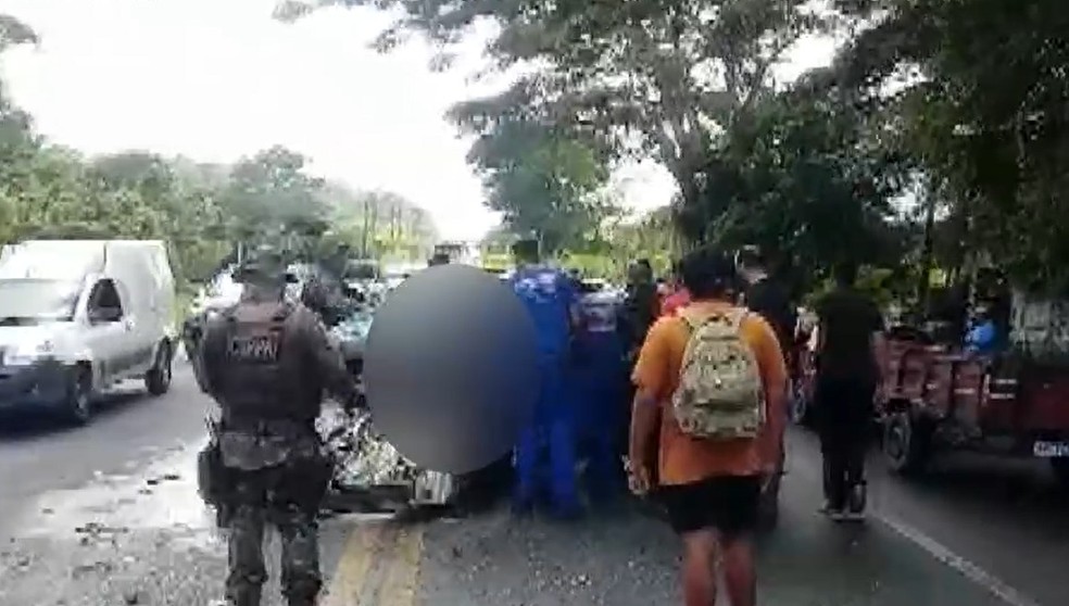 Mulher fica presa às ferragens de carro após batida com caminhão no sul da Bahia — Foto: Reprodução/TV Santa Cruz
