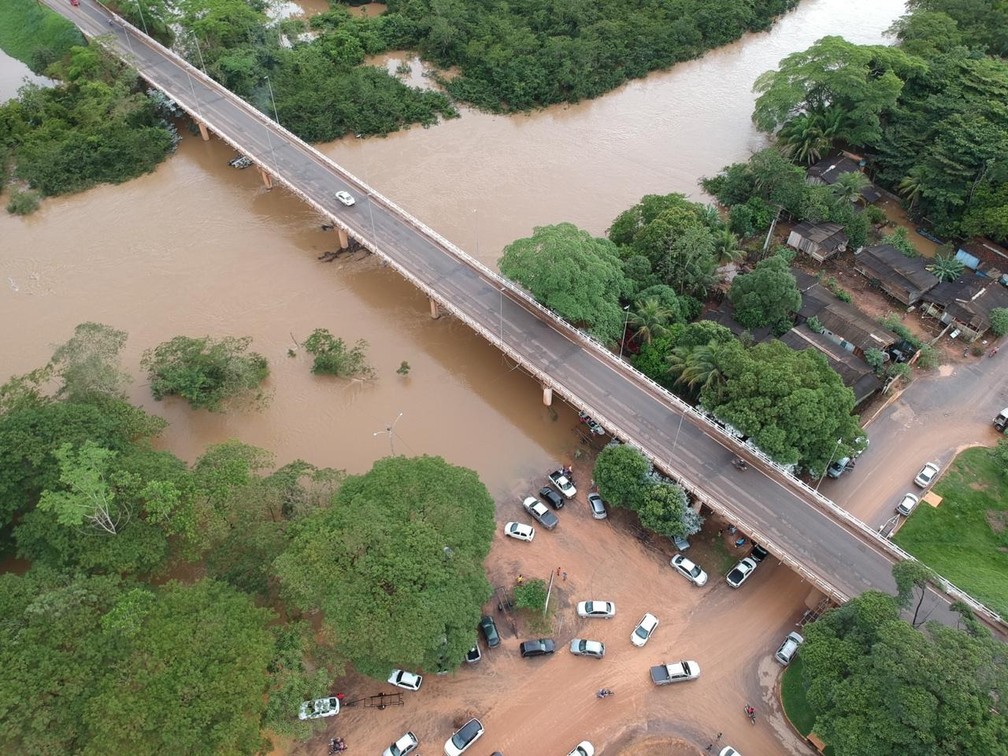 Carros quase foram atingidos pela água do rio Jaru — Foto: Reprodução