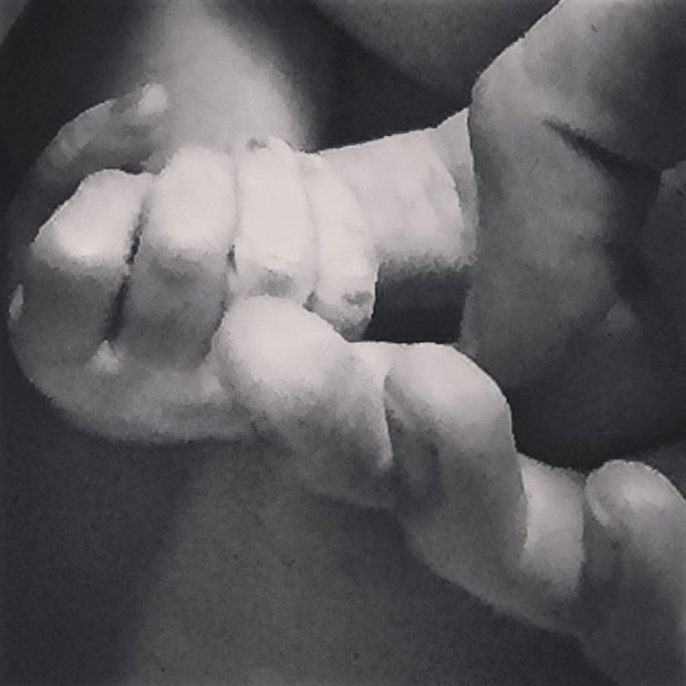 Lucca segurou a mão do pai logo que nasceu (Foto: Reprodução - Instagram)