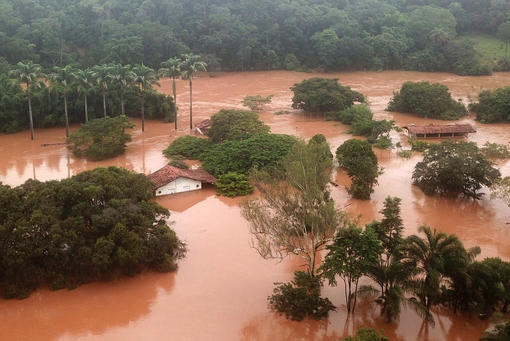 Foto mostra inundação na cidade de Juatuba (MG), na Região Metropolitana de Belo Horizonte, no dia 10 de janeiro, em meio às fortes chuvas que atingem a região. — Foto: Douglas Magno / AFP