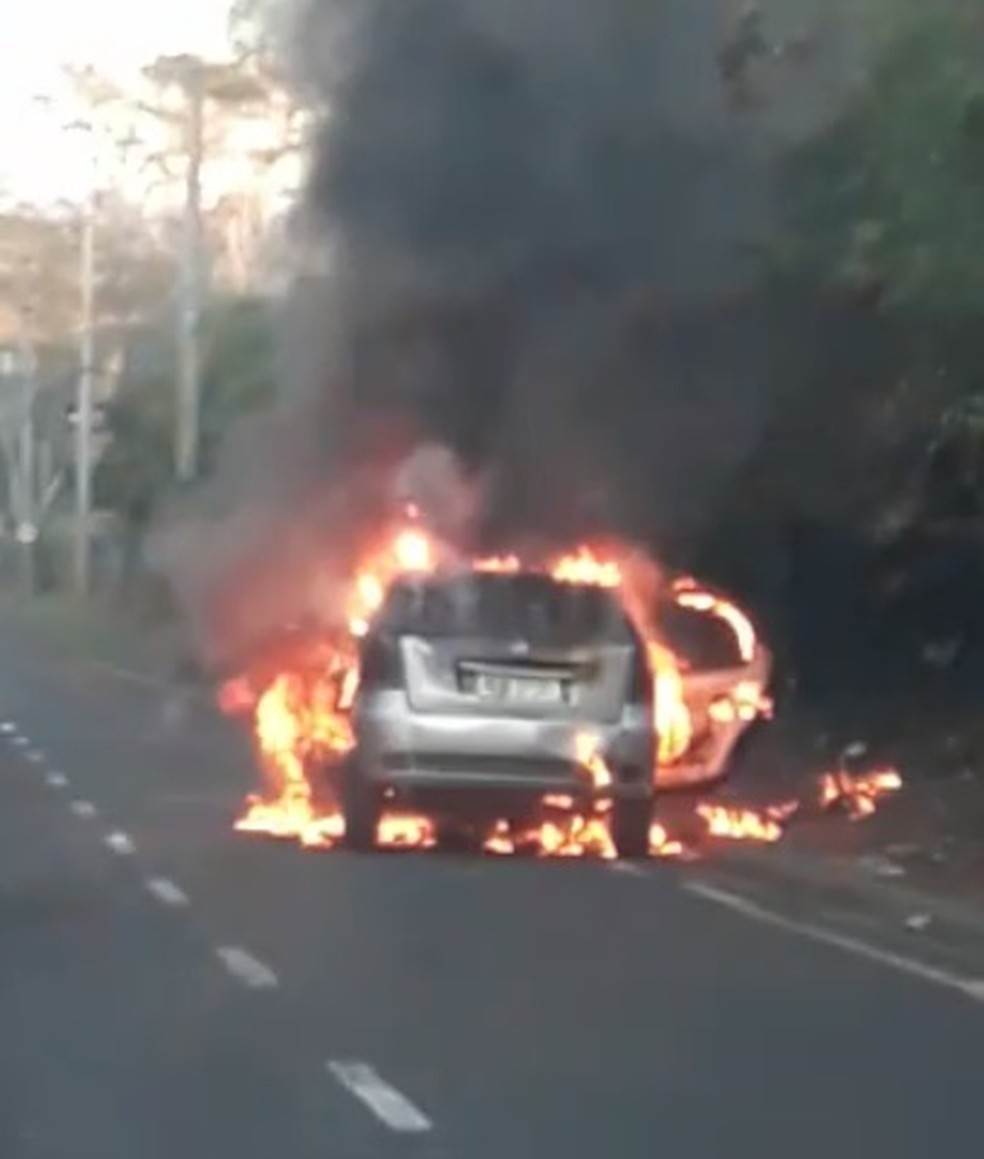 Veículo foi consumido pelas chamas em Rio Preto  — Foto: Arquivo Pessoal