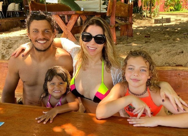 Sheila Mello com o namorado, Feijão, e as pequenas Amora e Brenda  (Foto: reprodução Instagram )