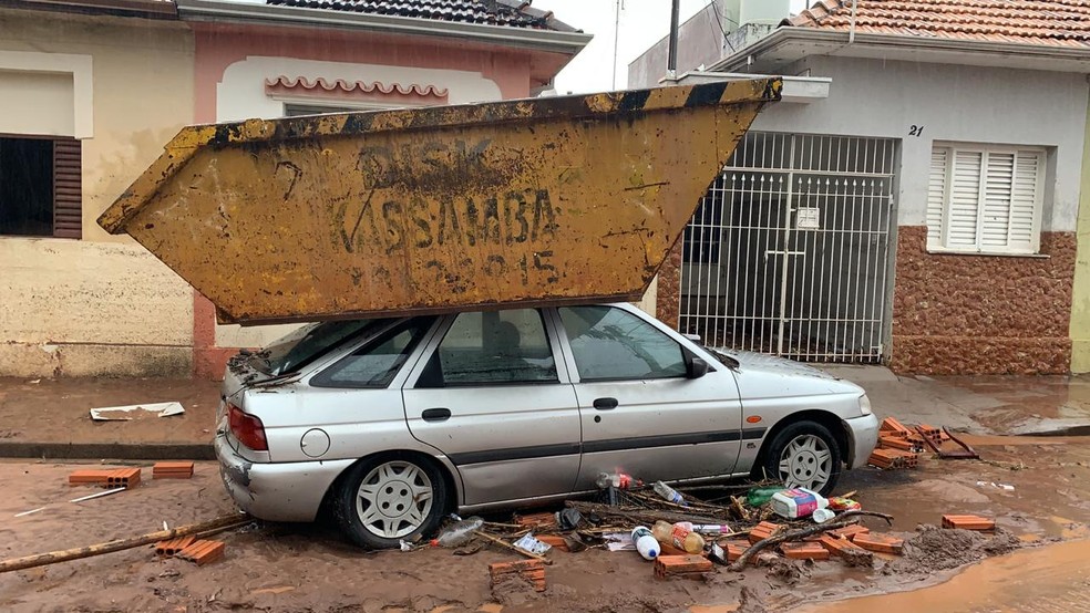 Caçamba foi parar em cima de um carro com a força da tempestade em Botucatu — Foto: Prefeitura de Botucatu/Divulgação