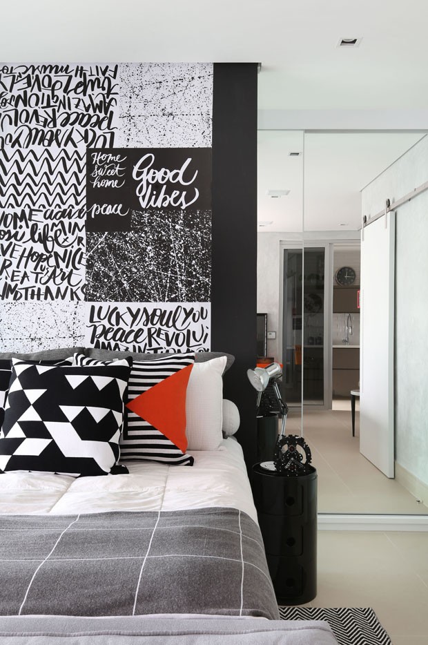 Apartamento cinza, preto e branco para jovem solteiro  (Foto: Divulgação)