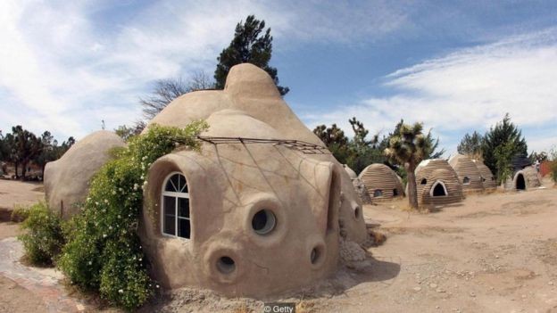 Casas de superadobe no Instituto Cal-Earth, organização fundada por Nader Khalili para compartilhar sua técnica (Foto: Getty Images via BBC News)