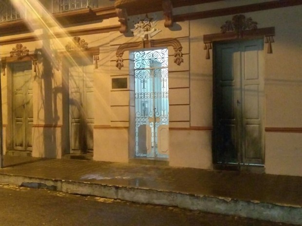 Ataque ao prédio da Prefeitura aconteceu por volta das 2h deste sábado (Foto: Divulgação / PM)