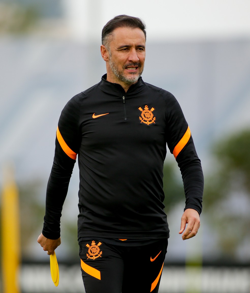Vítor Pereira comanda o treino do Corinthians nesta quarta-feira — Foto: Rodrigo Coca/Ag. Corinthias