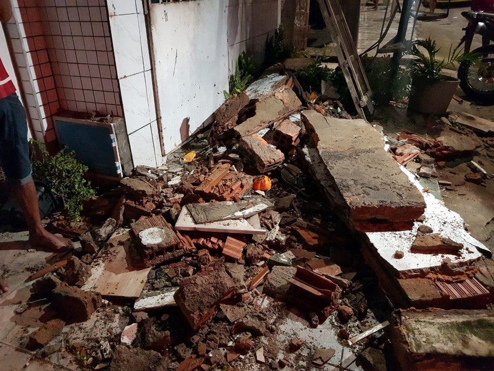 Os pedaços da laje que desabou ficaram caídos na calçada do imóvel. — Foto: Rafaela Duarte/ SVM