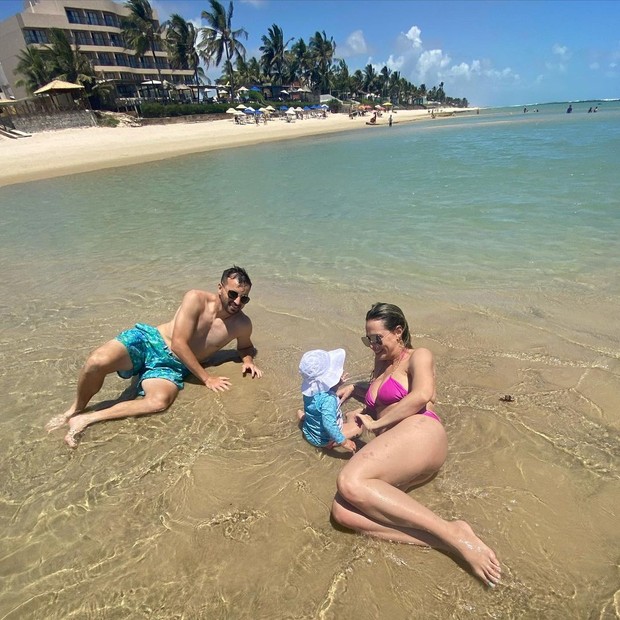 Aline Lima, filha de Chitãozinho, curte férias com Rafael Longuine e Sophia (Foto: Reprodução/Instagram)