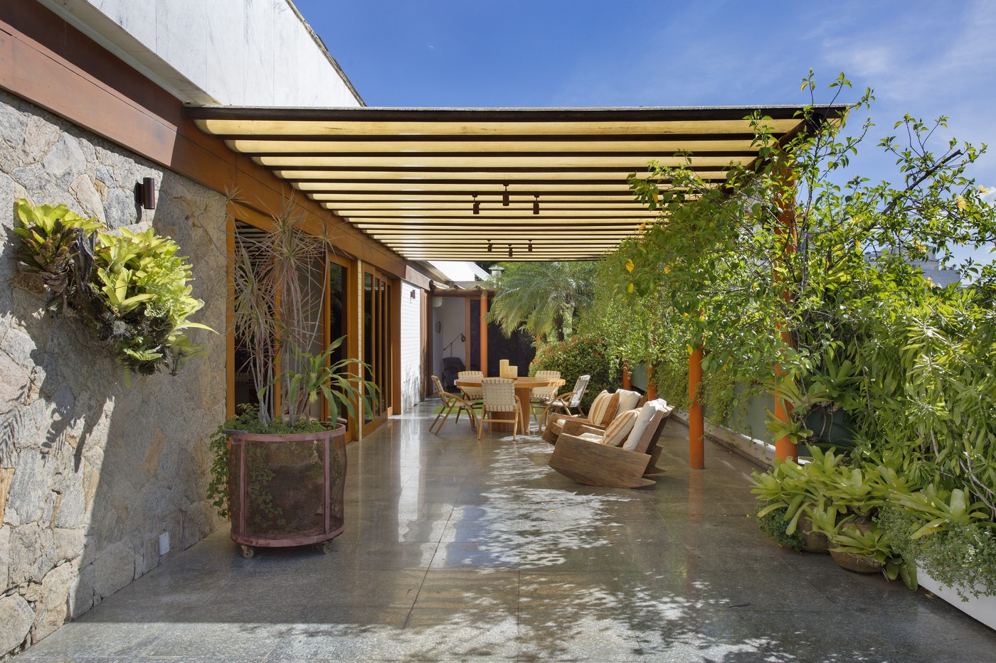 Décor do dia: terraço reúne jardim, piscina e área gourmet no mesmo espaço (Foto: Divulgação)
