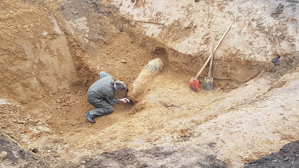 Equipe desativa bomba da 2Âª guerra em Rostock, na Alemanha â€” Foto: ReproduÃ§Ã£o/Twitter PolÃ­cia de Rostock